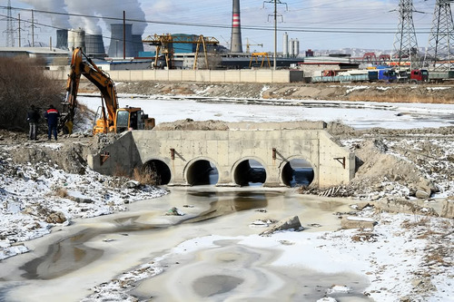 Зөвшөөрөлгүй барьсан гүүрийг буулгаж, орц гарцыг чөлөөлж байна